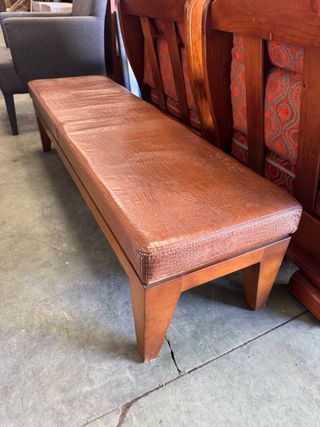 Banco polipiel marrón con patas de madera