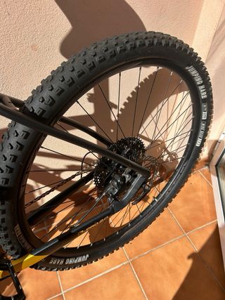 Bicicleta de montaña amarilla