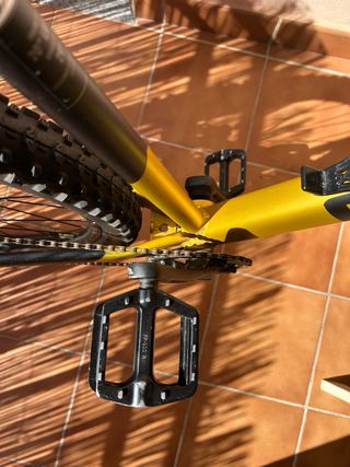 Bicicleta de montaña amarilla