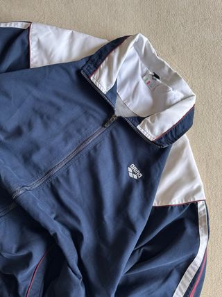 Chaqueta deportiva Arena azul y blanca