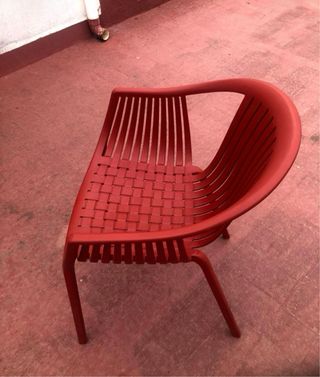 Silla roja de plástico