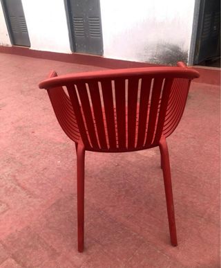 Silla roja de plástico