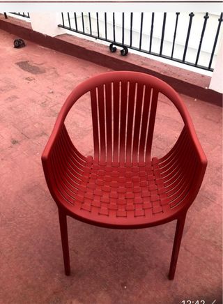 Silla roja de plástico