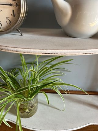 Alzatina con mensole in legno bianco