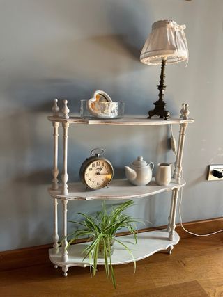 Alzatina con mensole in legno bianco