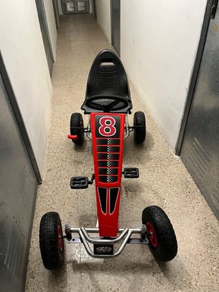 Kart a pedales rojo y negro