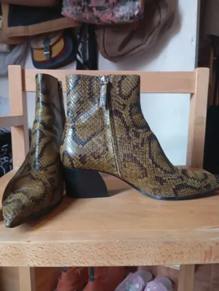 Botines Uterqüe piel serpiente tacón