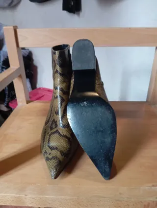 Botines Uterqüe piel serpiente tacón