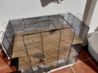 Jaula de tres plantas para roedores.