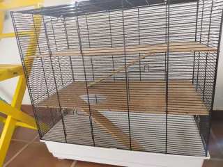 Jaula de tres plantas para roedores.