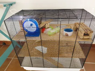 Jaula de tres plantas para roedores.