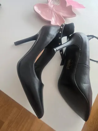 Zapatos Lora Ferres negros con tachuelas