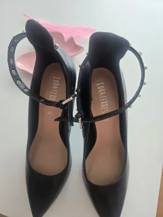 Zapatos Lora Ferres negros con tachuelas
