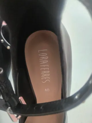 Zapatos Lora Ferres negros con tachuelas