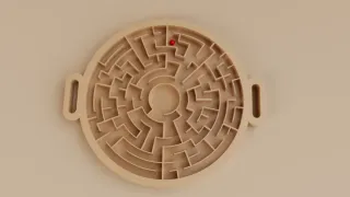 Juego de mesa laberinto circular