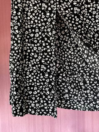 Falda negra con flores blancas