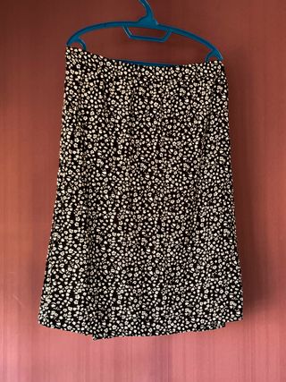 Falda negra con flores blancas