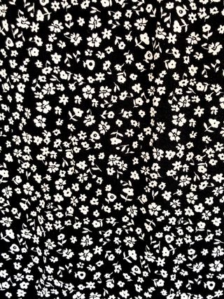 Falda negra con flores blancas