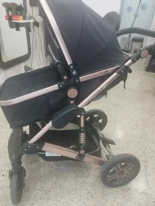 Carrito de bebé negro y dorado