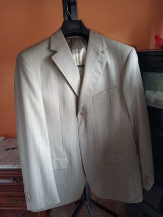 Traje de hombre beige con rayas