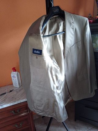 Traje de hombre beige con rayas