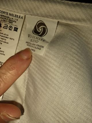 Traje de hombre beige con rayas