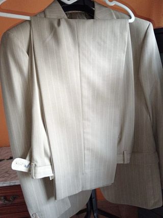 Traje de hombre beige con rayas