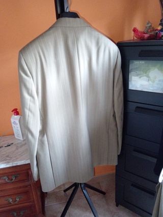 Traje de hombre beige con rayas