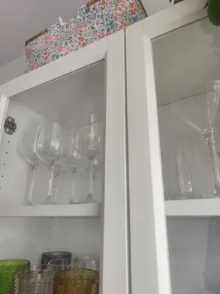 Estantería- vitrina Billy con puertas de cristal.