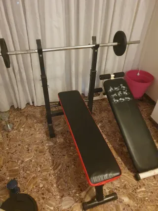 Banco de ejercicios con barra y pesas