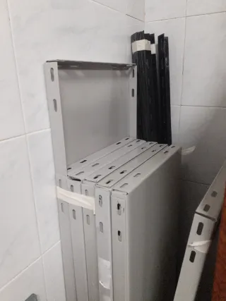 Estantería metálica negra y gris