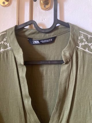 Blusa Zara verde bordada