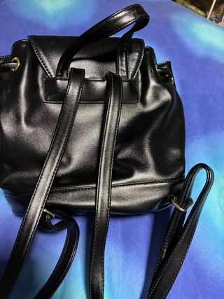 Mochila Guess Negra con Tachuelas y Perlas