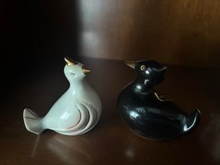 Figuras de pájaros blancos y negros