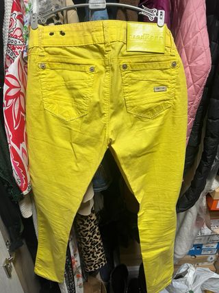 Pantalones amarillos