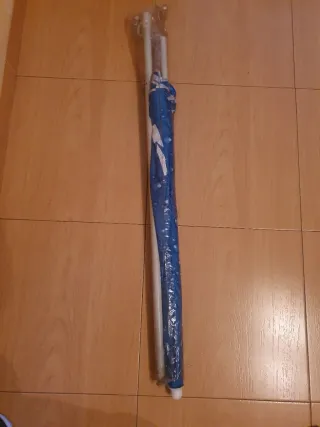 Sombrilla azul y blanca