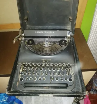 Máquina de escribir antigua Remington Rand