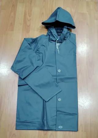 Chubasquero engomado gris nuevo