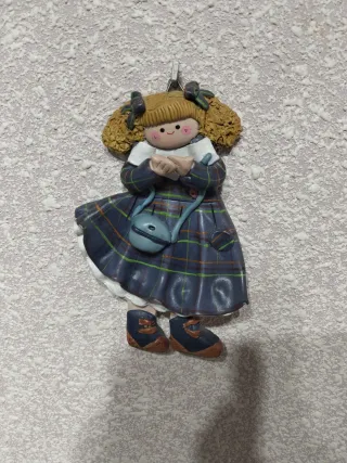 Figura decorativa niña con bolso