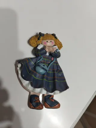 Figura decorativa niña con bolso