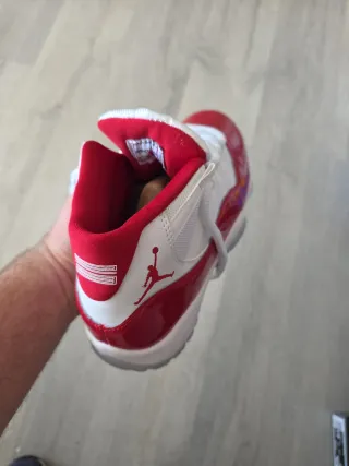 Zapatillas Jordan 11 Roja y Blanca