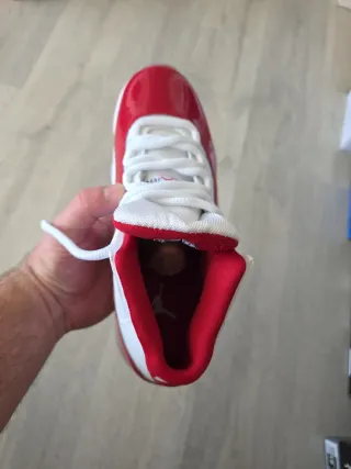 Zapatillas Jordan 11 Roja y Blanca
