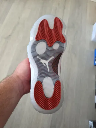 Zapatillas Jordan 11 Roja y Blanca