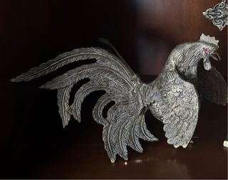 Gallo de bronce con ojo de piedra roja