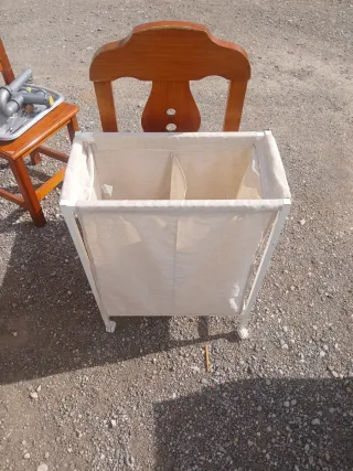 Cesto de lavandería beige con separador