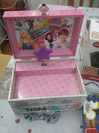 Lote Caja musical,gorra y álbum High School Musica