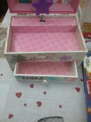 Lote Caja musical,gorra y álbum High School Musica
