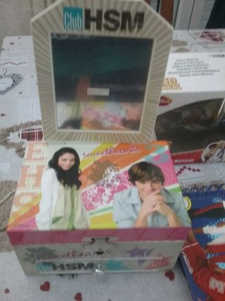 Lote Caja musical,gorra y álbum High School Musica