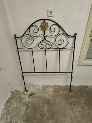 Cabecero de forja negro y dorado