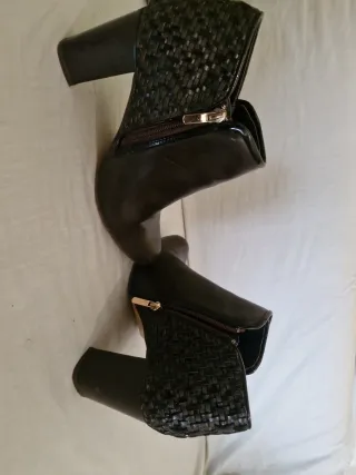 Botines de tacón con tejido